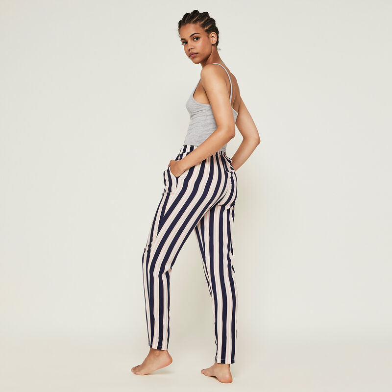 Crop top con automáticos petitdebiz Crop top con automáticos petitdebiz;