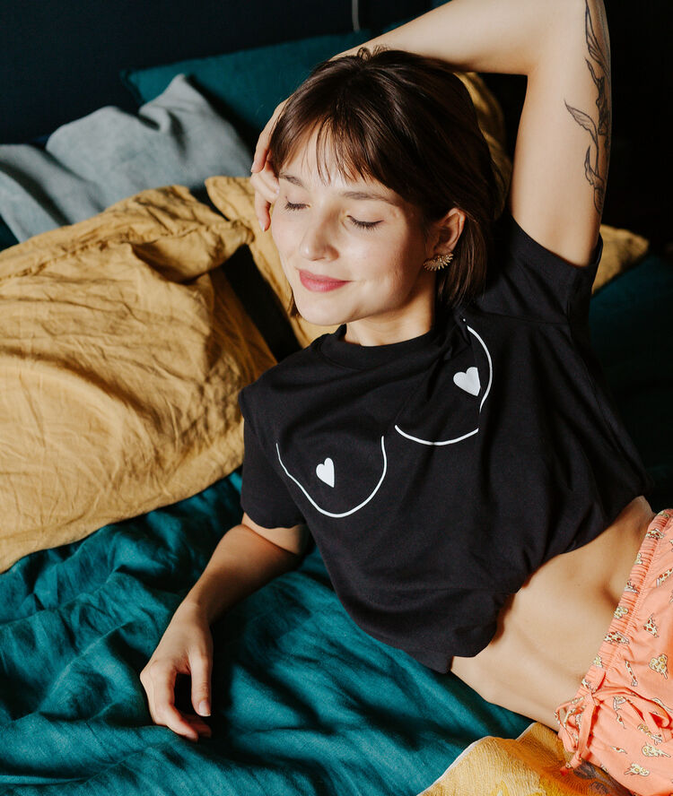 Top estampado boobs bigboobiz negro.