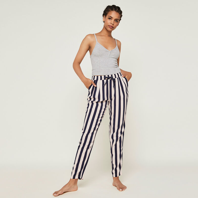 Crop top con automáticos petitdebiz Crop top con automáticos petitdebiz;