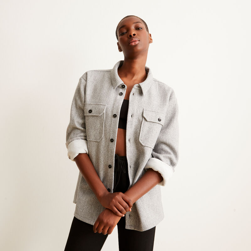 camisa con botones y bolsillos con detalles- gris camisa con botones y bolsillos con detalles- gris ;