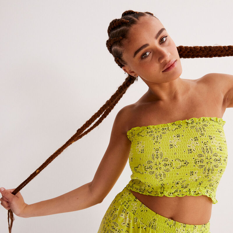 Top fruncido tipo bandeau con estampado bandana - verde Top fruncido tipo bandeau con estampado bandana - verde;
