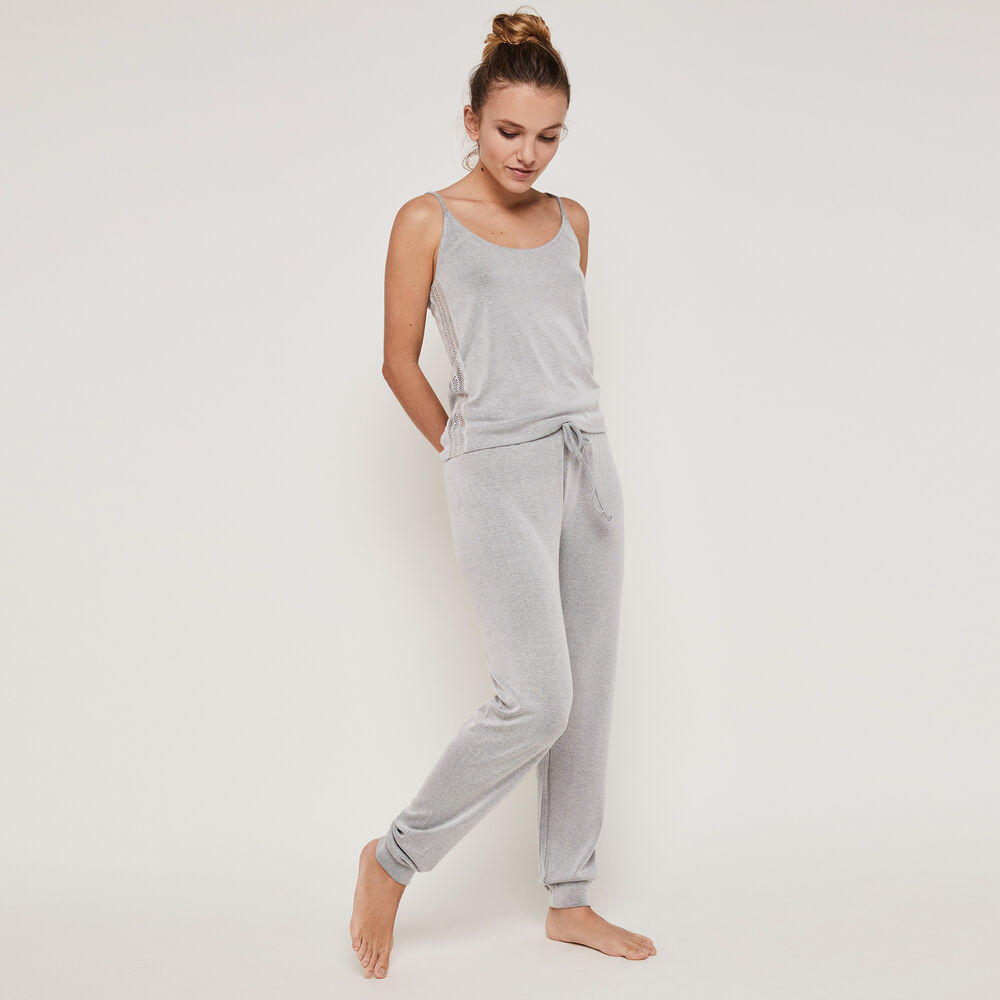 Top de punto con finos tirantes newtamiz gris.