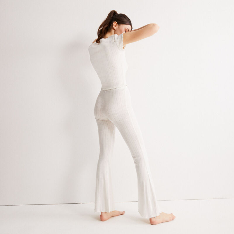 pantalón acampanado de punto con puntitos - crudo pantalón acampanado de punto con puntitos - crudo;