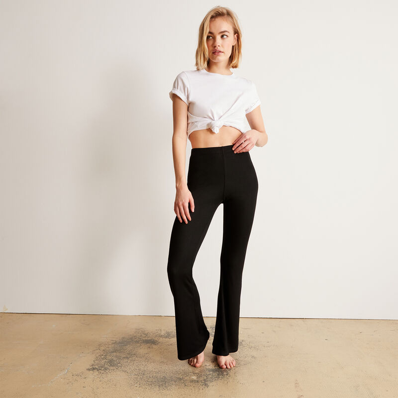 Pantalón flare liso - negro Pantalón flare liso - negro;