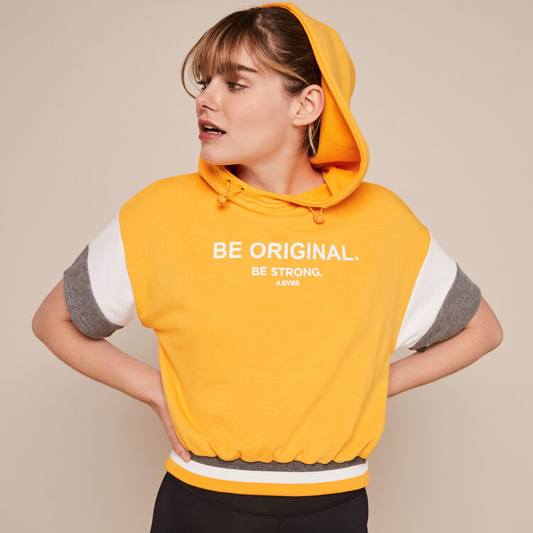 Sudadera deportiva con mensaje basicsportiz ocre.