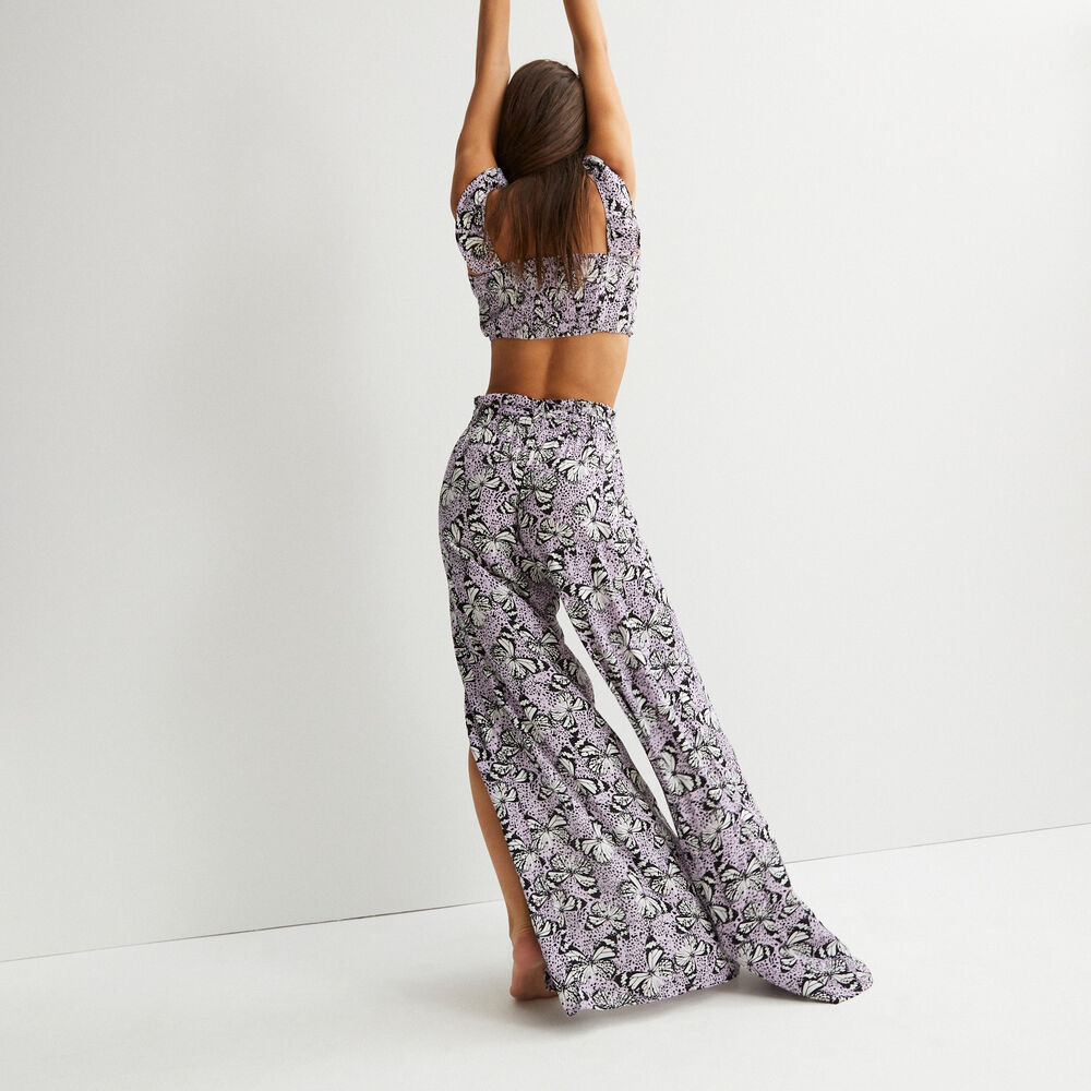 Crop top anudado en los hombros con volantes y estampados de mariposas - morado violeta.