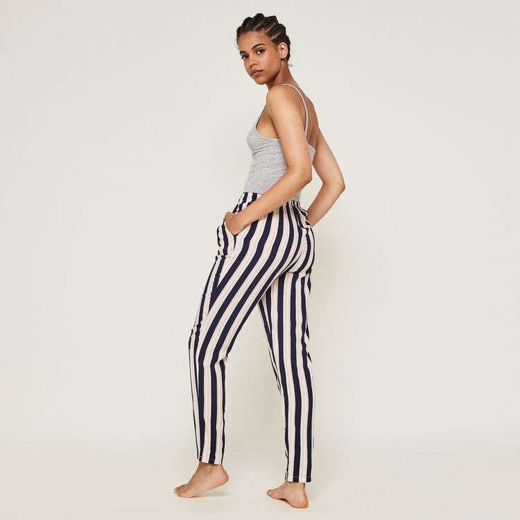 Crop top con automáticos petitdebiz Crop top con automáticos petitdebiz;