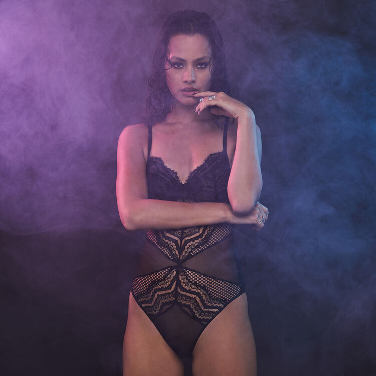 Body de encaje con aros madonniz negro.