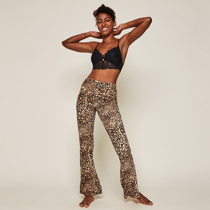 Pantalón flare con estampado de leopardo leoversiz Pantalón flare con estampado de leopardo leoversiz;