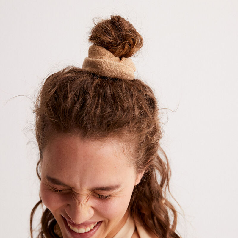 goma del pelo de terciopelo y esponja x Romy - beige goma del pelo de terciopelo y esponja x Romy - beige;