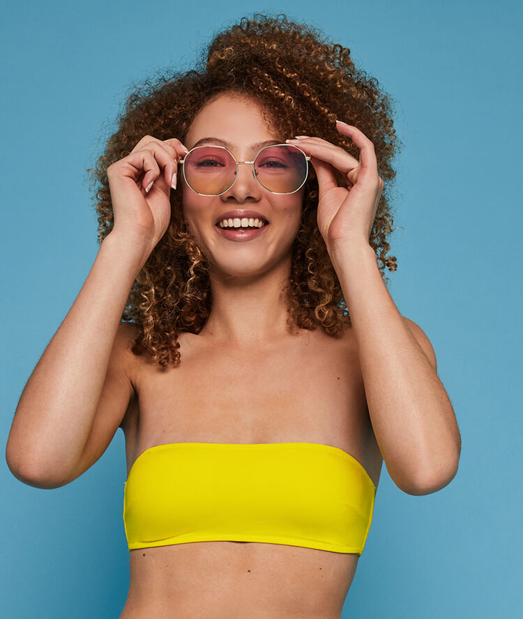Parte de arriba de bikini bandeau outremeriz amarillo.