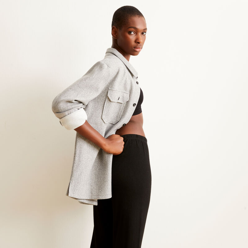camisa con botones y bolsillos con detalles- gris camisa con botones y bolsillos con detalles- gris ;