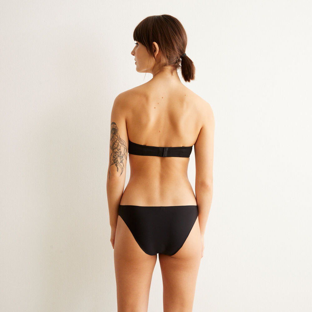 Sujetador bandeau negro de microfibra negro.