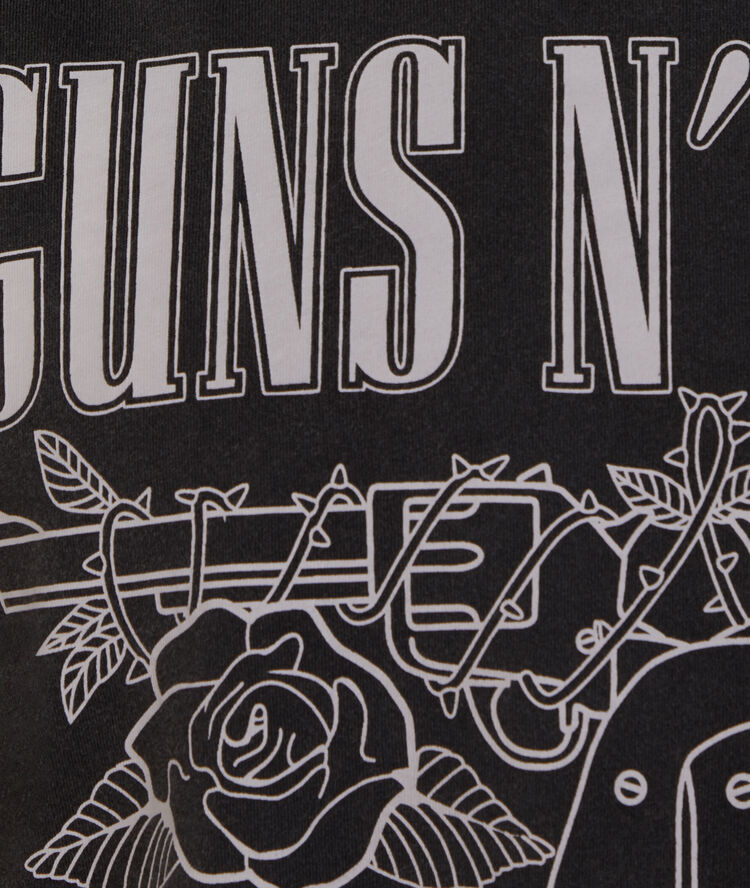 Camiseta con estampado gunrosiz negro.