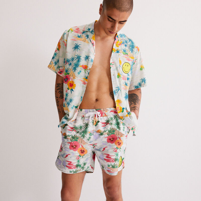 Bañador tipo short con SMiley de flores - blanco Bañador tipo short con SMiley de flores - blanco;