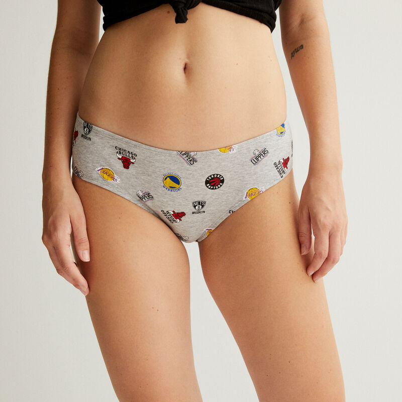 Braguita culotte con estampado team nba - gris Braguita culotte con estampado team nba - gris;
