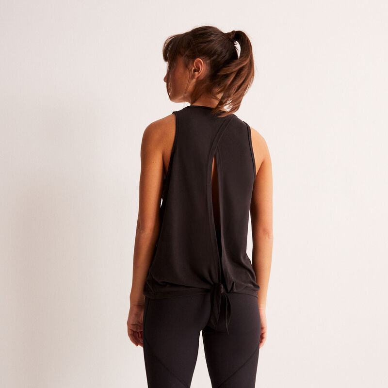 Top deportivo con detalle de espalda abierta - negro Top deportivo con detalle de espalda abierta - negro;