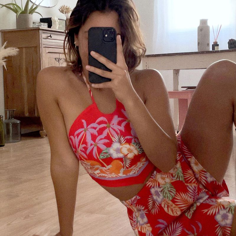 Top de satén con la espalda desnuda con motivos de flores tropicales - rojo Top de satén con la espalda desnuda con motivos de flores tropicales - rojo;