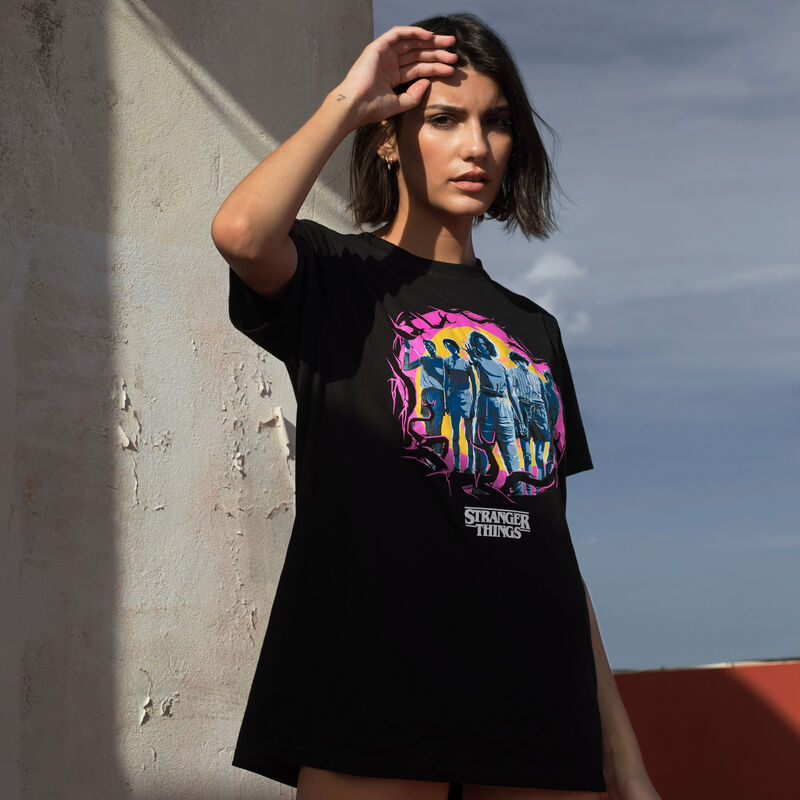 Camiseta larga con estampado de Stranger Things - negra Camiseta larga con estampado de Stranger Things - negra;